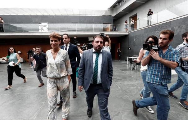 La portavoz del Grupo Socialista en el Parlamento de Navarra, María Chivite (c), junto a Ramón Alzórriz (c, detrás) del PSN, y a Unai Hualde (d), de Geroa Bai, se retiran a déliverar durante su participación este miércoles en la sesión constitutiva del Pa