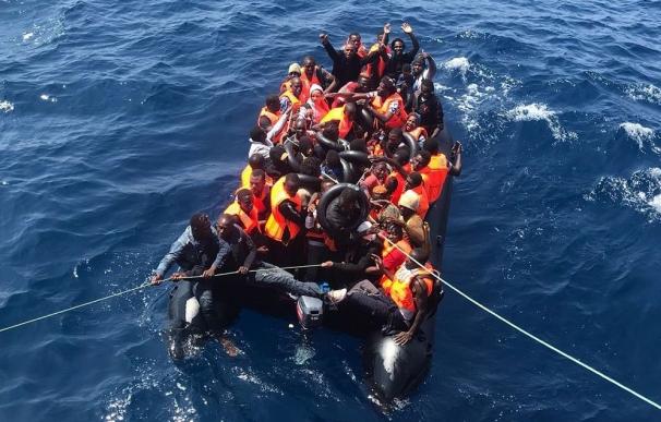 Rescatadas en buen estado de salud 42 personas que navegaban en una patera por el mar de Alborán