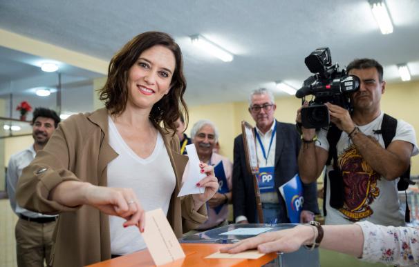 La candidata del PP a la Asamblea de Madrid, Isabel Díaz Ayuso, ejerce su derecho al voto. /EFE