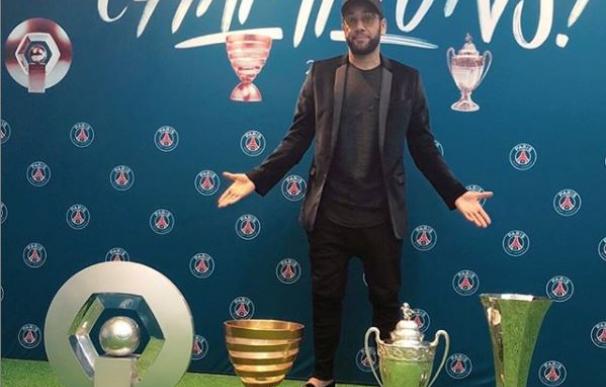 Dani Alves con los trofeos ganados en el club parisino. /Instagram