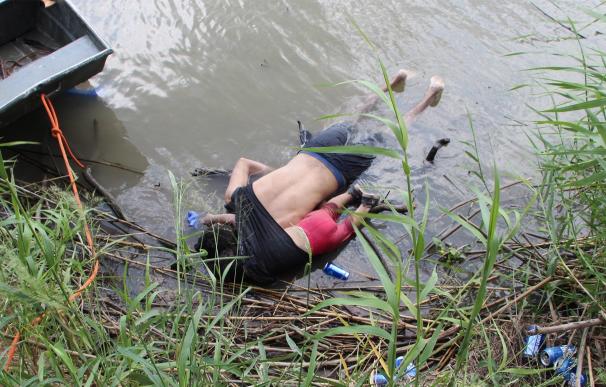 Fotografía que está dando la vuelta al mundo de un padre y su hija de dos años muertos en Río Bravo