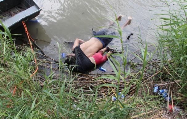 Fotografía a los cuerpos sin vida de un presunto migrante y su bebé a una orilla del Río Bravo en Matamoros, frontera con EE.UU., en el estado de Tamaulipas (México). Autoridades de Protección Civil y de la Policía de México hallaron este lunes los cuerpo