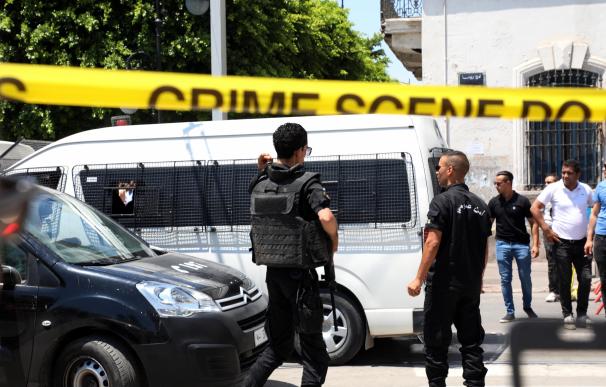 Policías en la zona del atentado en Túnez