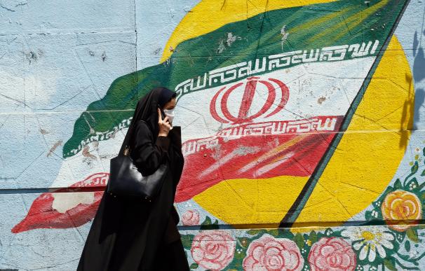 Una mujer iraní camina junto a una pintura mural en una calle de Teherán, Irán, 22 de junio de 2019. /EFE