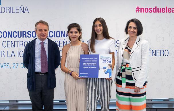 Lorenzo Cooklin, director general de la Fundación Mutua Madrileña y Rebeca Palomo, delegada del Gobierno para la violencia de género, flanquean a Sara Bech y Miriam García, ganadoras del premio a la campaña más popular en redes sociales.