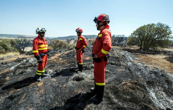 Miembros de la Unidad Militar de Emergencia en el incendio de Toledo, en la zona de Albarreal del Tajo. / EFE/Ángeles Visdómine