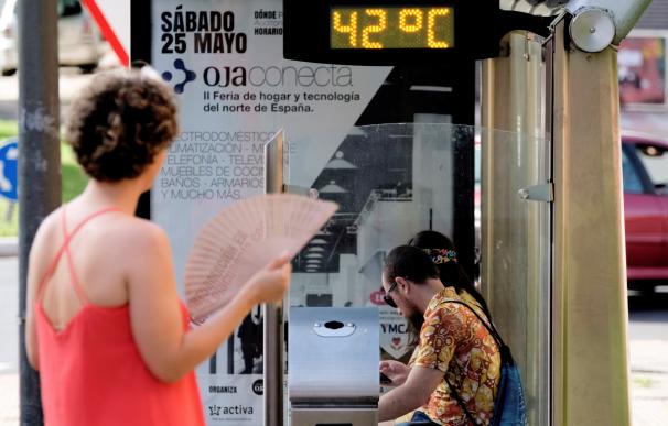 En la imagen un termómetro de una parada de transporte público en Logroño. EFE/Abel Alonso