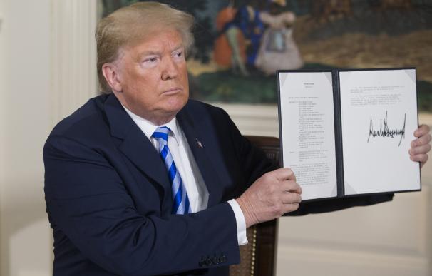 Donald Trump sostiene un memorándum de seguridad nacional sobre Irán que acaba de firmar