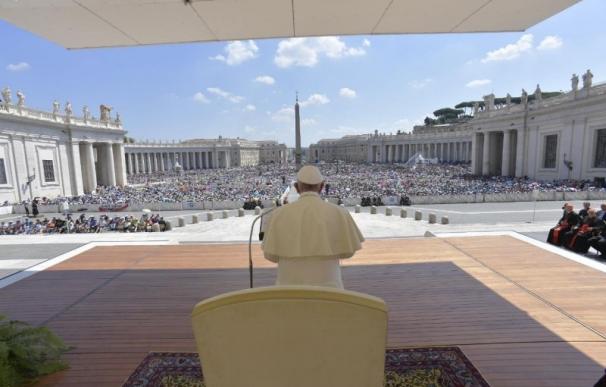 El Papa reza el Ángelus en la Plaza de San Pedro del Vaticano