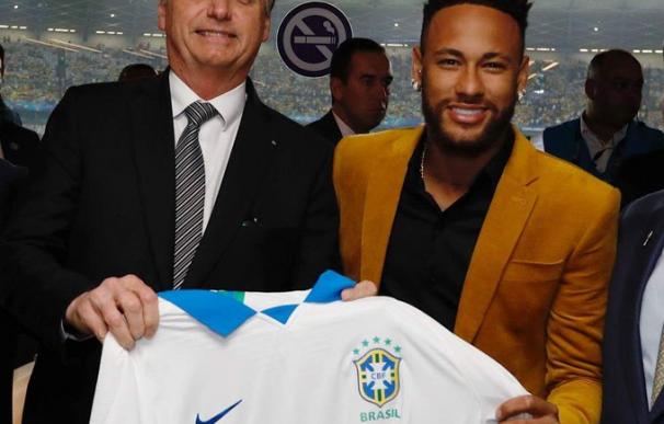Bolsonaro y Neymar posan en el palco del estadio Mineiro.