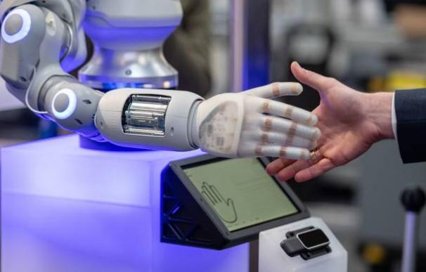 El robot 'BionicSoftHand' en la Feria Industrial de Hannover. / EFE