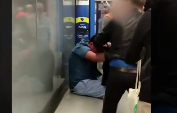 Fotografía de la agresión a un carterista en el Metro de Barcelona.
