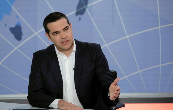 El primer ministro griego, Alexis Tsipras, en una entrevista en la cadena televisiva helena Open TV (EFE/Andrea Bonetti)