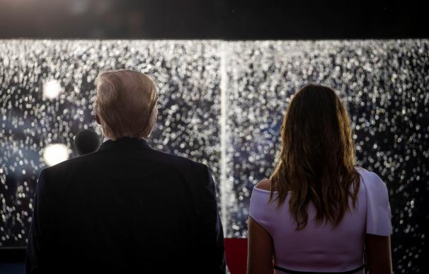 El presidente de los Estados Unidos, Donald Trump y la primera dama Melania Trump asisten al evento de celebración del Cuatro de Julio en Washington. /EFE