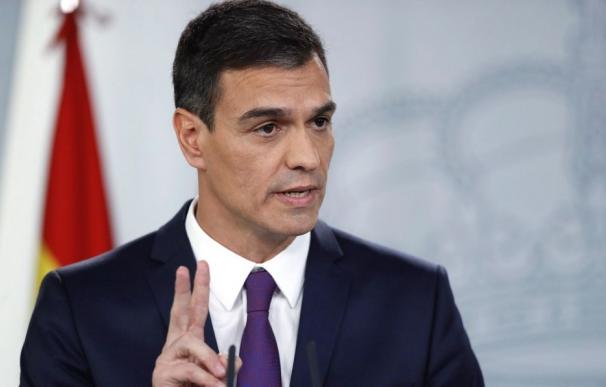 El presidente del Gobierno, Pedro Sánchez, dos dedos / EFE