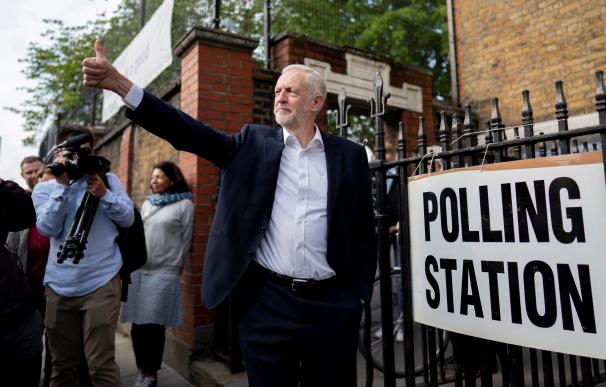 Jeremy Corbyn, a la salida de un colegio electoral este jueves