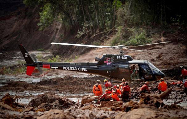 Bomberos y miembros de la policía civil trabajan en el rescate de los cuerpos de las víctimas de la ruptura de la presa minera en Brumadinho (Brasil) EFE