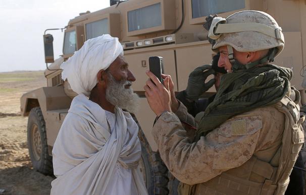 Un sargento de EEUU registra información biométrica de un afgano en la provincia de Helmand, el 15 de febrero de 2010. /US. Dod