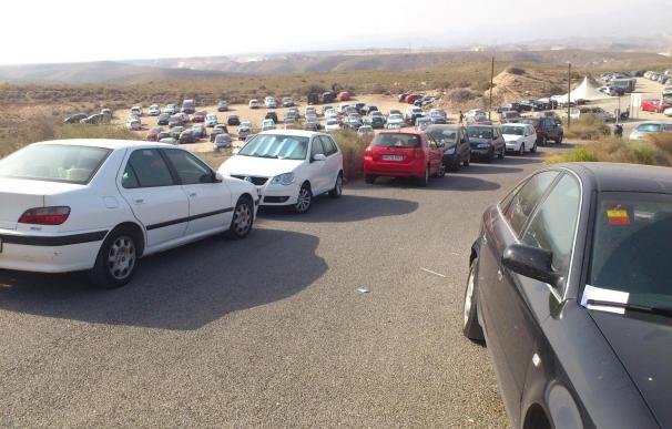 Carboneras se plantea quitar el precinto al parking de la Playa de Los Muertos por los problemas de circulación