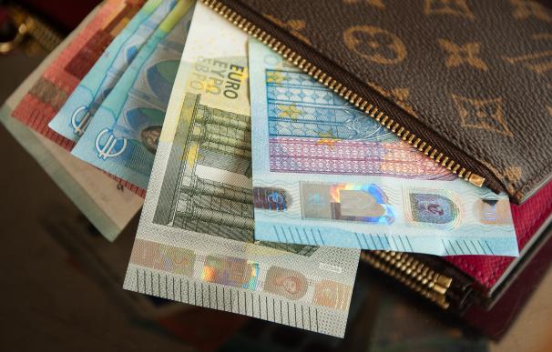 Llevar dinero en la cartera sigue siendo muy útil. / Pixabay