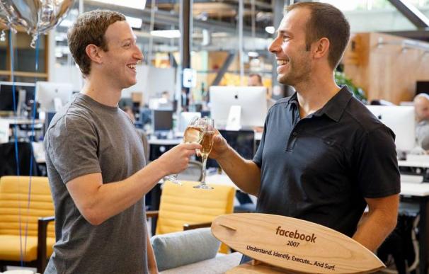 Javier Oliván junto a Zuckerberg