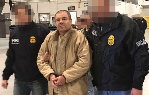 Joaquín "El Chapo" Guzmán custodiado por autoridades estadounidenses en 2017. Foto: Archivo EFE