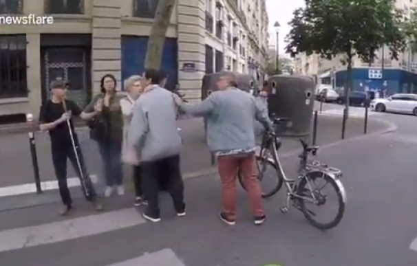 Fotografía de la agresión a un invidente en las calles de París.