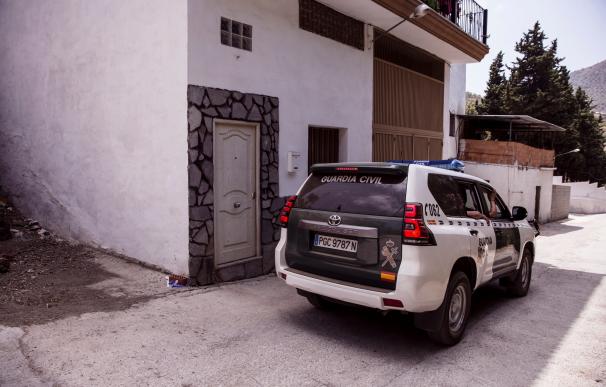 Un coche de la Guardia Civil pasa frente a la casa de la mujer de 31 años de origen rumano y madre de un bebé de siete meses