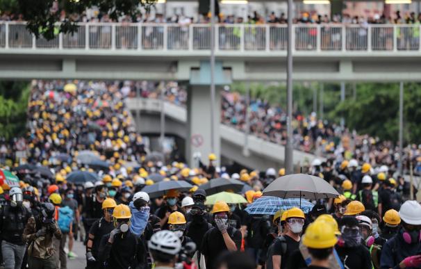Manifestantes contra el proyecto de ley de extradición asisten a una manifestación masiva en Yuen Long, Hong Kong, el 27 de julio de 2019. /EFE/EPA/RITCHIE B. TONGO