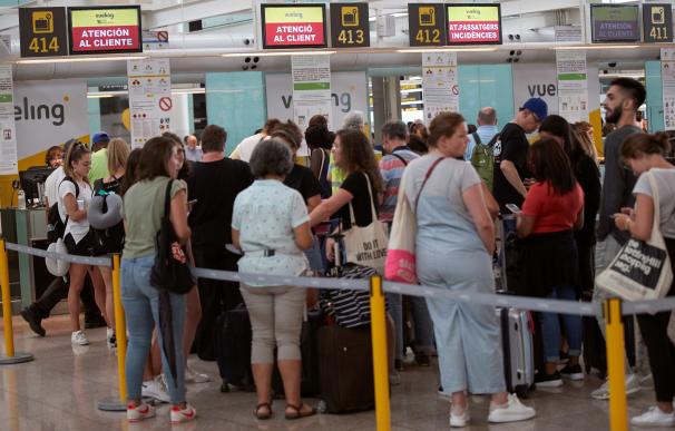 Mostradores de la aerolínea Vueling en el aeropuerto del Prat. / EFE