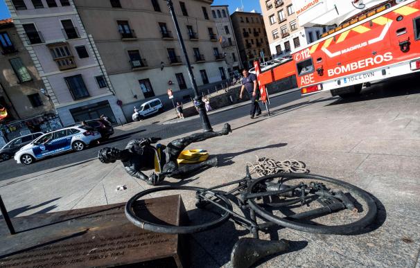 La estatua de bronce de homenaje a Federico Martín Bahamontes, que está instalada en el paseo de 'El Miradero', de Toledo, ha aparecido esta madrugada destrozada. /EFE