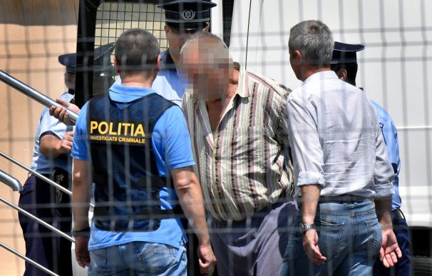 Oficiales de policía escoltan al presunto sospechoso en el tribunal del condado de Dolj, Rumania, el 27 de julio de 2018. /EFE/EPA/BOGDAN DANESCU