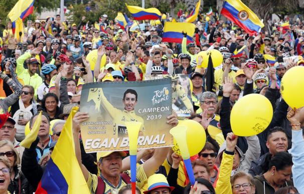 Aficionados al ciclismo celebran el paseo triunfal del colombiano Egan Bernal este domingo, en Zipaquirá. /EFE