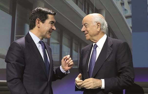Francisco González en animada charla con su sucesor, Carlos Torres