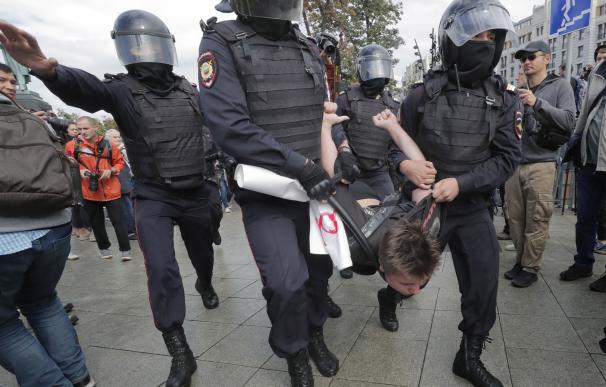 La policía antidisturbios rusa se lleva detenido a un participante en la protesta de la oposición en Moscú, el 3 de agosto de 2019. EFE/EPA/MAXIM SHIPENKOV