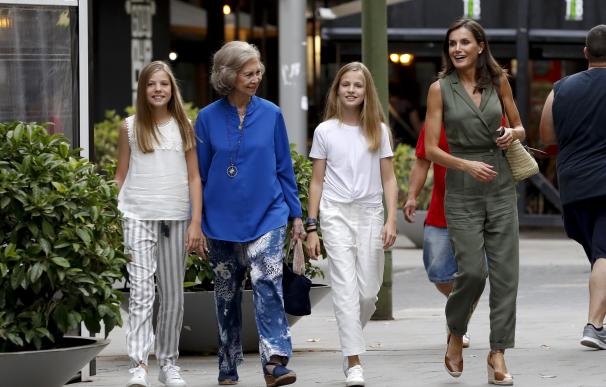 La reina Letizia junto a sus hijas, la princesa Leonor (2d), la infanta Sofía (i) y la reina Sofía a la salida de un céntrico cine de Palma, al que acudieron a ver la película 'El Rey León'. EFE/ Ballesteros