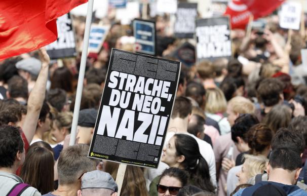 "Strache es un neonazi", reza una pancarta de protesta en Viena. /EFE