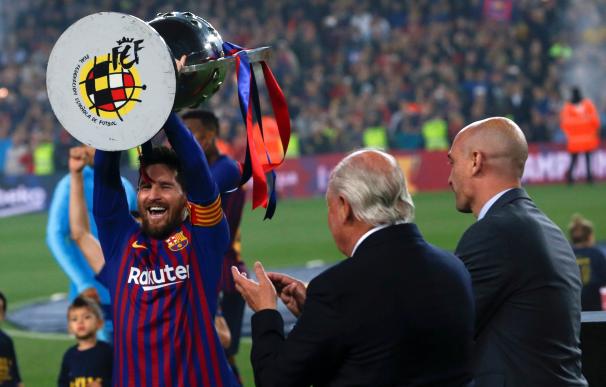 El jugador argentino del FC Barcelona, Leo Messi, tras recibir el trofeo que les acredita campeones de Liga. /EFE