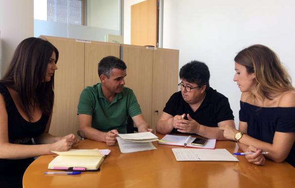 Los diputados socialistas Irene Díaz, José Berna y Antonia García mantienen una reunión con Conchi Sanromá en la Diputación de Málaga para pedir un consejo provincial LGTBI