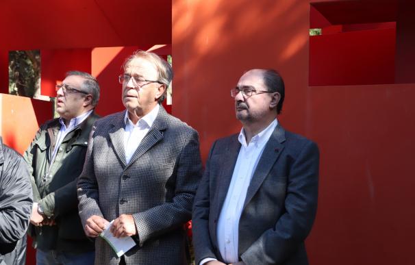 Carlos Pérez Anadón y Javier Lambán este sábado en el acto de homenaje a los republicanos en el Cementerio de Torrero.