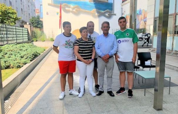 El presidente de Cantabria, Miguel Ángel Revilla, con una familia que acudió a conocerle