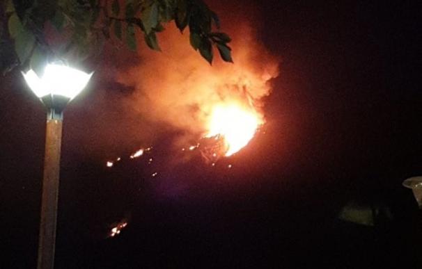 Imagen nocturna del incendio de Artenara