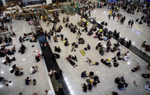 Los manifestantes ocupan el aeropuerto internacional Chek Lap Kok de Hong Kong el 12 de agosto de 2019. /EFE/EPA/LAUREL CHOR