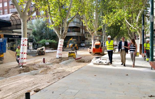 El alcalde de Murcia, José Ballesta, junto a la concejal de Movilidad Sostenible y Juventud, Rebeca Pérez, ha visitado este lunes las obras del último tramo de la avenida peatonal Alfonso X El Sabio