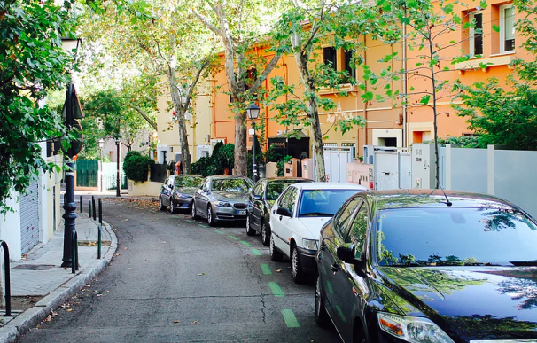 Una calle de Cruz del Rayo en El Viso, Madrid