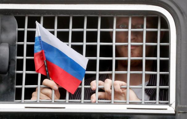 Un hombre es detenido durante una manifestación para liberar al periodista Ivan Golunov