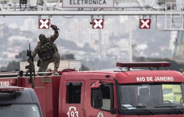 Un francotirador de la Policía de elite de Río de Janeiro celebra tras abatir al secuestrador que mantenía este martes como rehenes a los ocupantes de un autobús. /EFE
