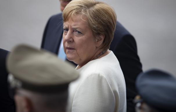 La canciller alemana, Angela Merkel, asiste al desfile militar anual del Día de la Bastilla. /EFE