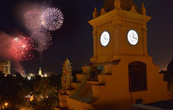 Fuegos artificiales feria Málaga ayuntamiento farola reloj fiesta