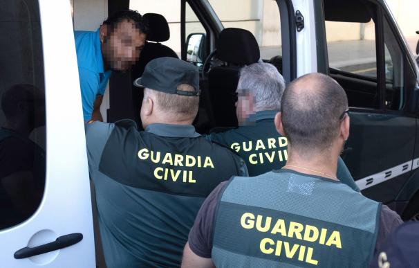 Uno de los detenidos por su presunta relación con el apuñalamiento al jefe de la Policía Local de Punta Umbría en los juzgados de Huelva